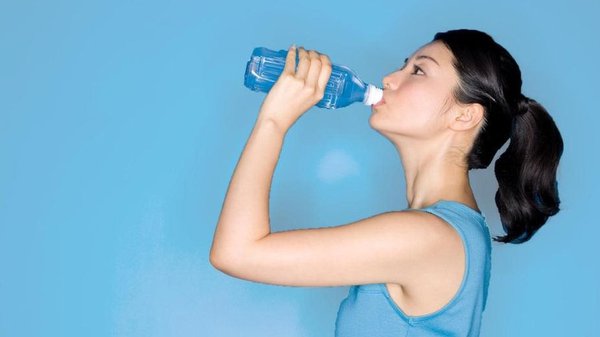 물을 많이 가지고 다니면 임신 중 일광화상을 줄이는 데 도움이 됩니다.