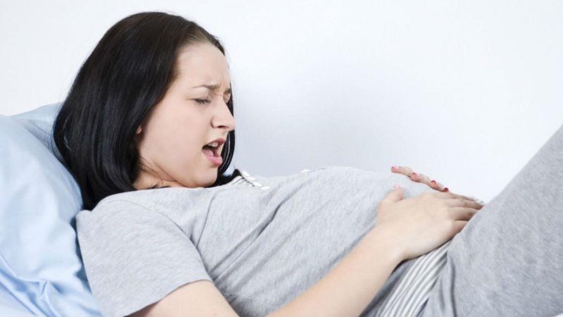 임신 38주에 하복부 통증은 임산부가 곧 아기를 낳을 징조 중 하나입니다.