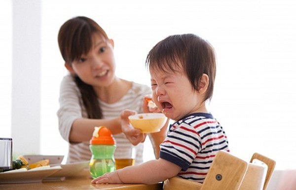 밥 먹기를 거부하는 2세 아기, 어떻게 해야 할까요?