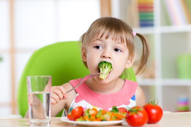 아이들은 야채 먹기를 거부합니다.