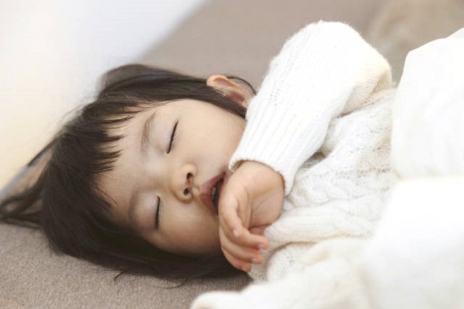 아이들이 가끔 자다가 몸과 팔다리를 경련하는 것이 무슨 문제입니까?