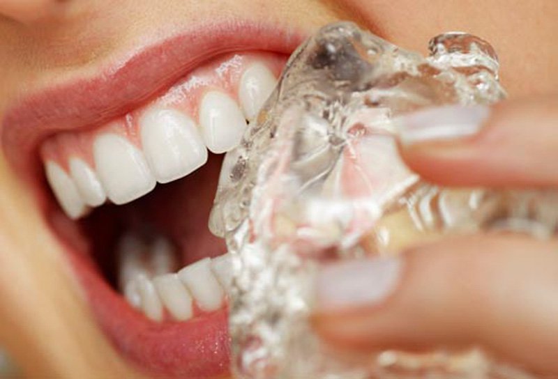 얼음을 씹는 것은 치아를 손상시키는 습관입니다.