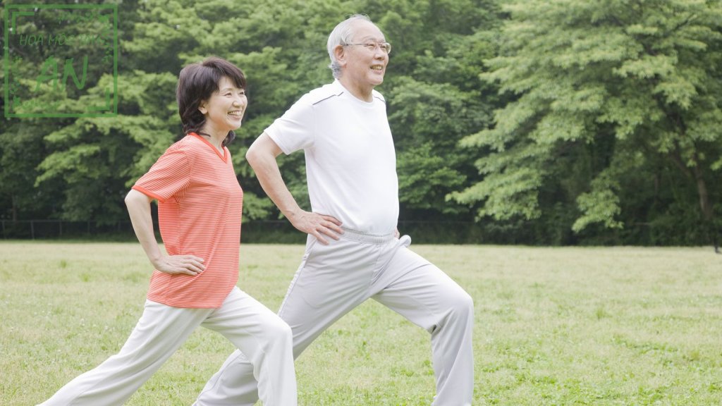 진정제를 사용하는 것 외에도 노인들은 규칙적으로 운동을 할 수 있습니다.