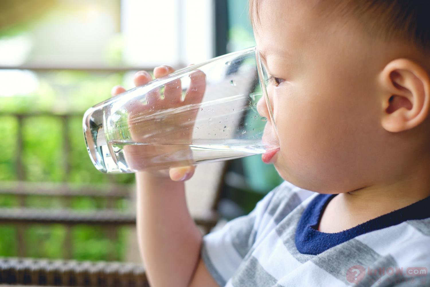 수분 섭취는 아이들의 신체 발달에 중요한 역할을 합니다.