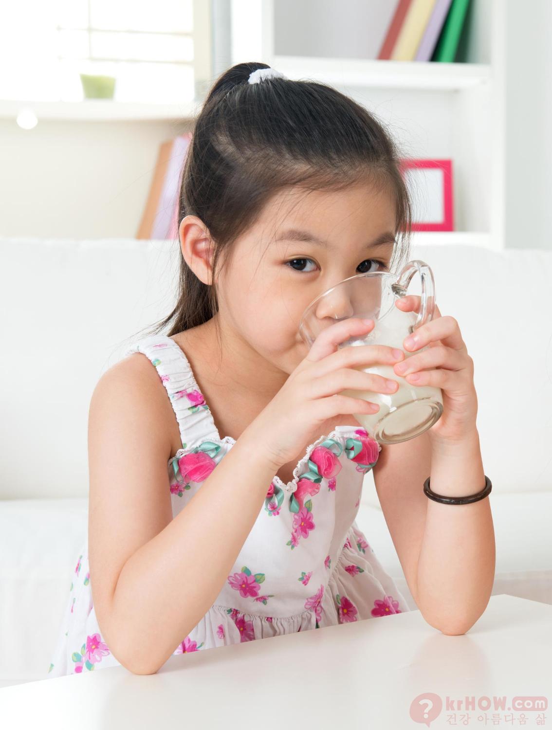 적절한 수분 섭취: 아이가 충분한 수분을 섭취하도록 하여 목을 촉촉하게 유지합니다.