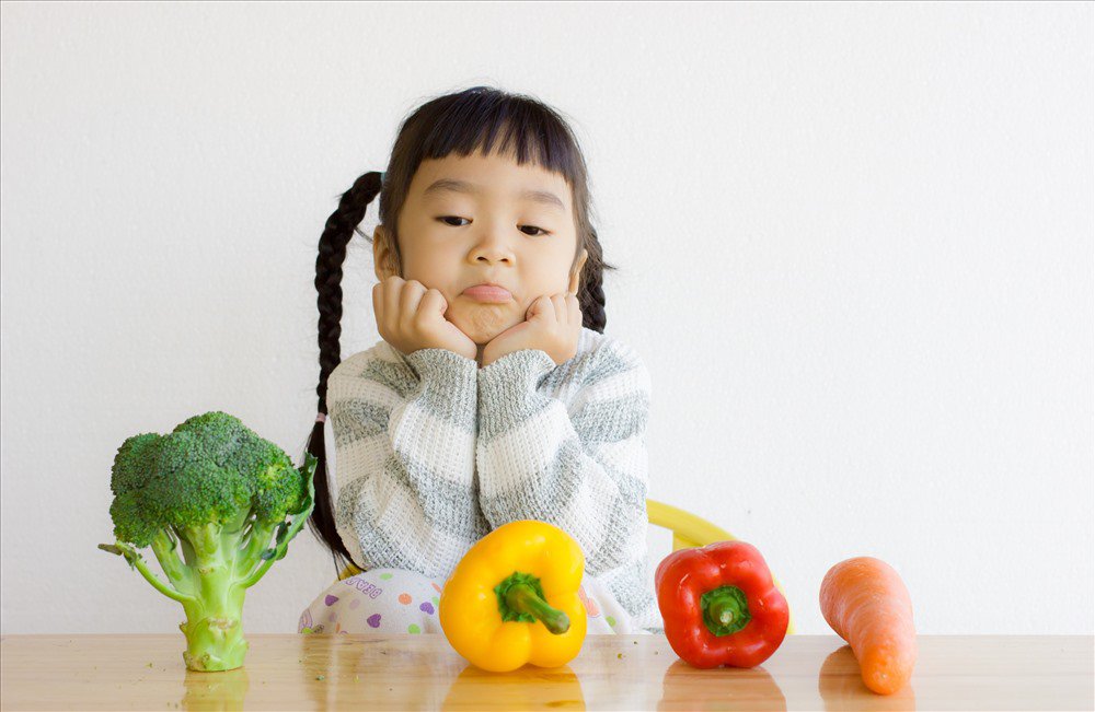 자녀에게 건강한 음식을 먹도록 가르치십시오