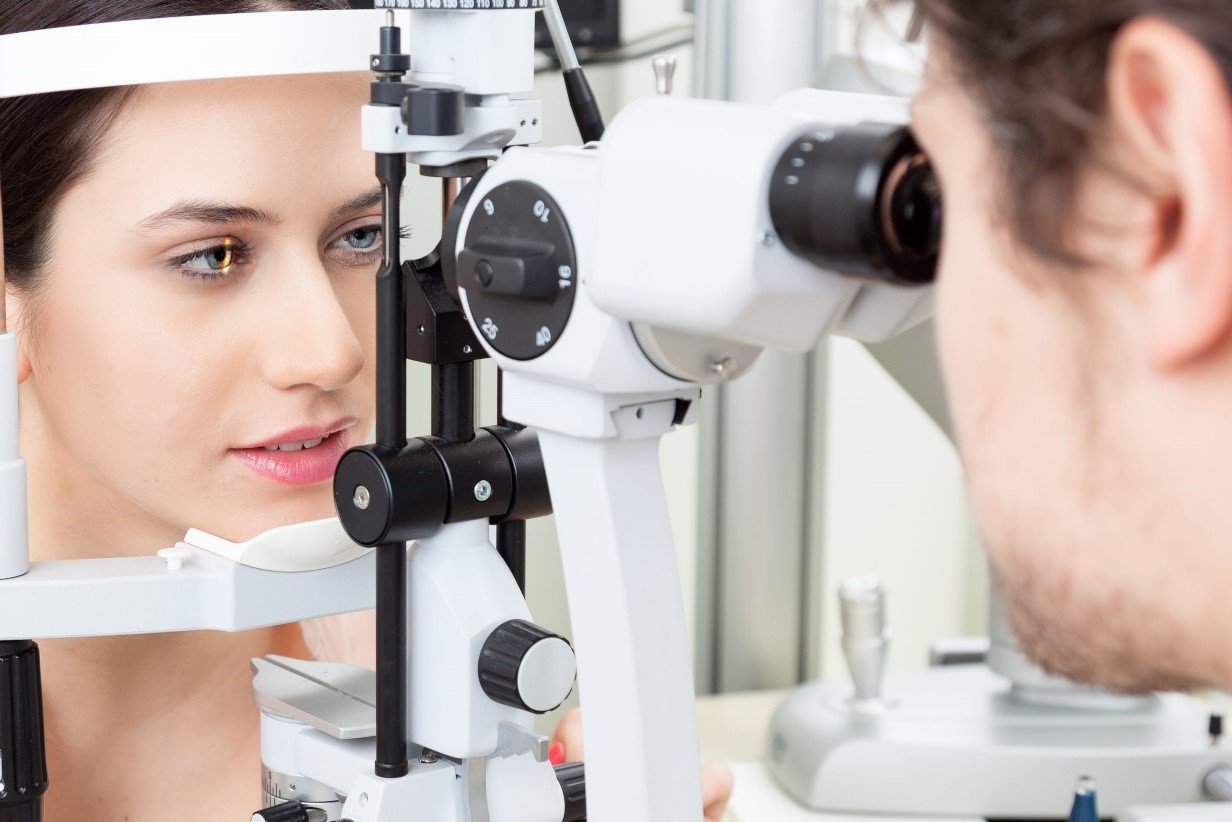 근경 검사는 일반적으로 망막 현미경을 사용하여 수행됩니다.