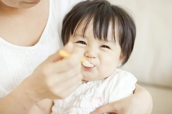 아이들은 무엇을 먹거나 빨거나