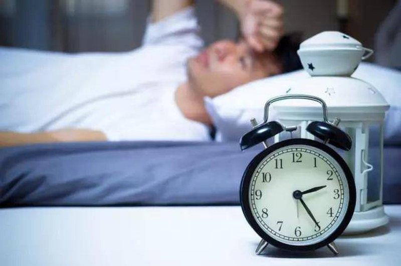 잠에서 깨어난 후 다시 잠들 수 있도록 도와주는 10가지 팁