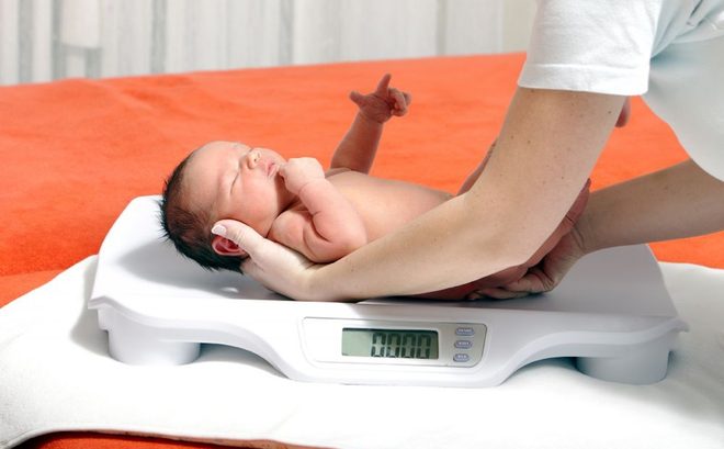 2.9~3.8kg의 생후 1주 아기
