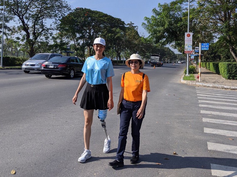 환자는 적절한 의족으로 걸을 수 있도록 훈련을 받아야 합니다.