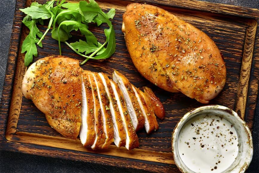 닭고기는 영양가가 높아 남녀노소 모두의 건강에 좋습니다.