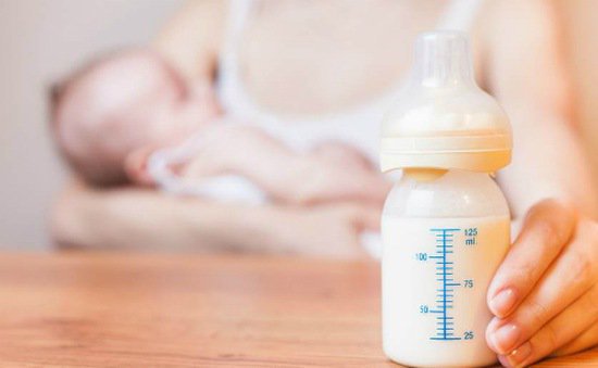 아기가 젖병으로 모유 수유를 거부합니다. 이유는 무엇입니까?