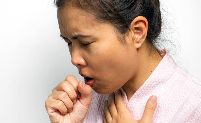 가슴 한가운데 통증이있는 ​​기침, 인후통은 무엇입니까?