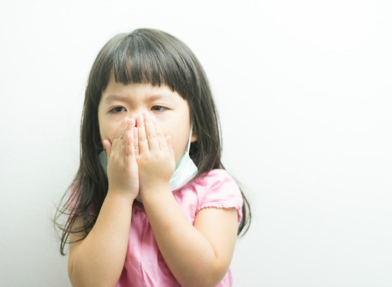 코가 하얗고 기침과 쌕쌕거림이 있는 아기의 징후는 무엇입니까?