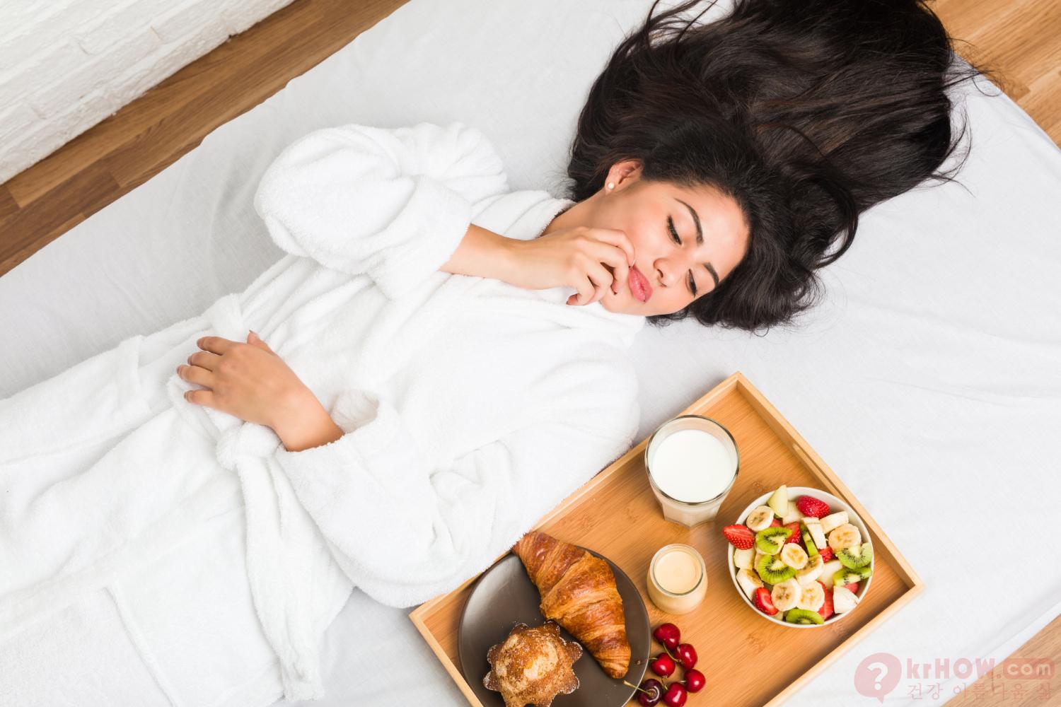 규칙적인 수면 패턴: 충분하고 규칙적인 수면은 두통을 줄이고 식욕을 개선하는 데 도움이 됩니다.