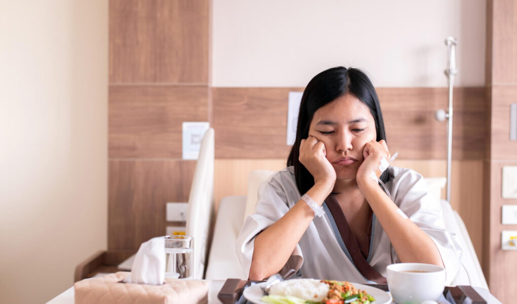 두통과 메스꺼움은 다양한 건강 문제의 증상일 수 있으며, 때로는 피로와 식욕 부진과 함께 나타날 수 있습니다.