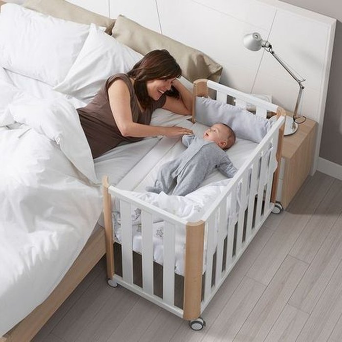 생후 1년 동안 아기는 부모의 침대 옆에 있는 유아용 침대에서 자야 합니다.