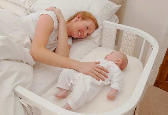 부모의 침대 옆 유아용 침대에서 아기를 재우는 것이 가장 안전한 방법입니다.