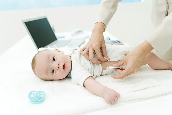 아기의 기저귀를 자주 갈아주면 기저귀 발진을 예방할 수 있습니다.