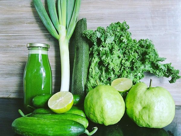 녹색 채소와 신선한 과일이 풍부한 식단은 신체가 많은 질병을 예방하는 데 도움이 됩니다.