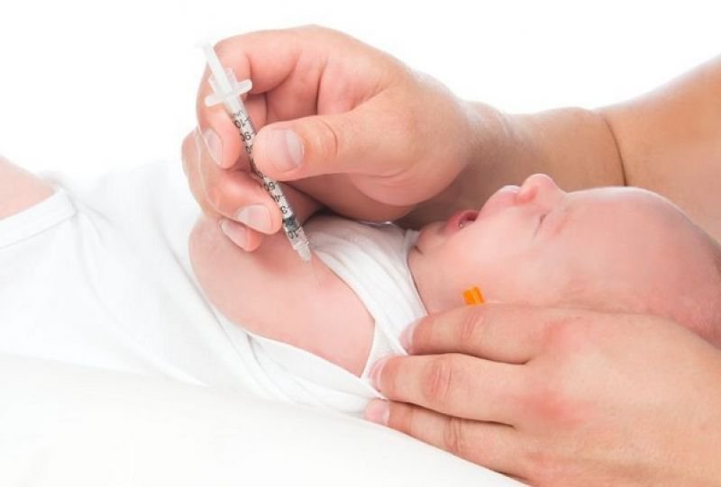 생후 5개월 된 아기가 B형 간염 백신을 1회 접종합니다.