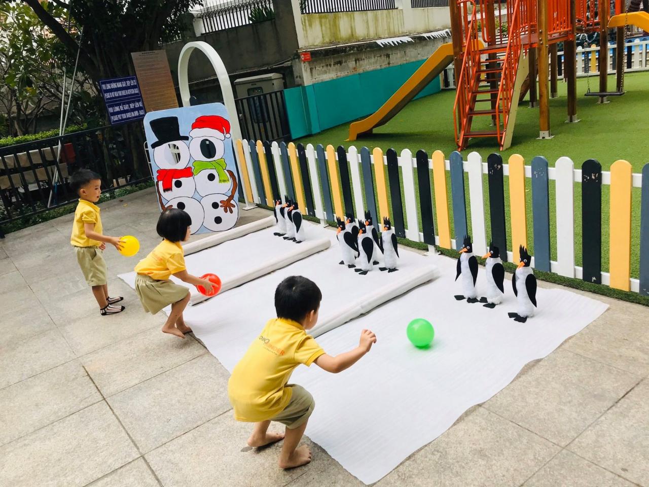 야외 놀이터는 아이들이 실용적인 감각 능력을 개발하도록 돕습니다.