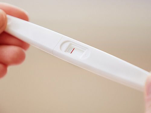 임신 테스트기를 사용하여 한 줄만 보고 임신이 아닌지 확인하세요.