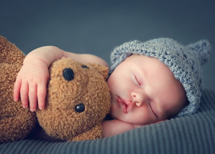 아기가 자고 있을 때 놀라는 상황을 제한하는 데 도움이 되는 몇 가지 방법